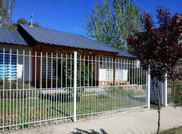 Casa · 295m² · 5 Ambientes · 1 Cochera · Alquiler Casa 3 Dorm. con Patio en B° La Casona de Plottier