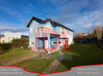 Casa · 214m² · 4 Ambientes · 3 Cocheras · Vivienda Premium en Barrio Campo de Invierno