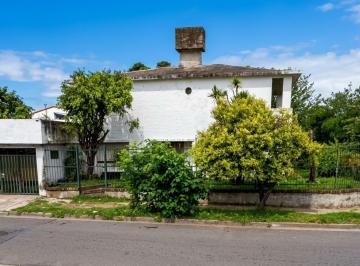 Casa · 210m² · 5 Ambientes · 2 Cocheras · Venta de Gran Casa a Terminar - Oportunidad!