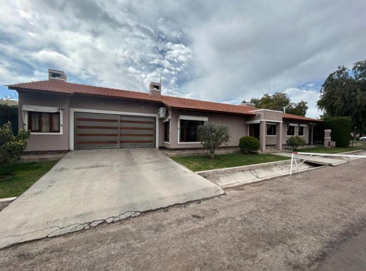 Casa · 276m² · 5 Ambientes · 2 Cocheras