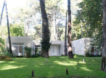 Casa de 7 ambientes, Cariló · Casa Estilo Moderno, con 5 Dorm., en Una Sola Planta, Cerca del Centro Comercial y La Playa.
