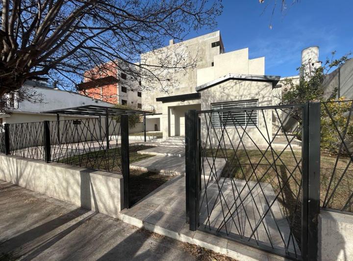 Casa · 150m² · 3 Dormitorios · 2 Cocheras