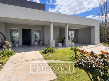 Casa · 220m² · 4 Ambientes · 8 Cocheras · Comarcas de Lujan Barrio San Roque