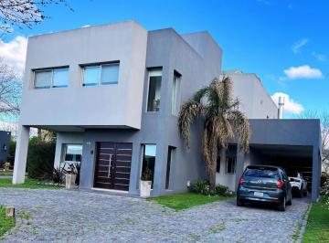 Casa · 335m² · 4 Ambientes · 4 Cocheras · Casa Estilo Moderno Minimalista