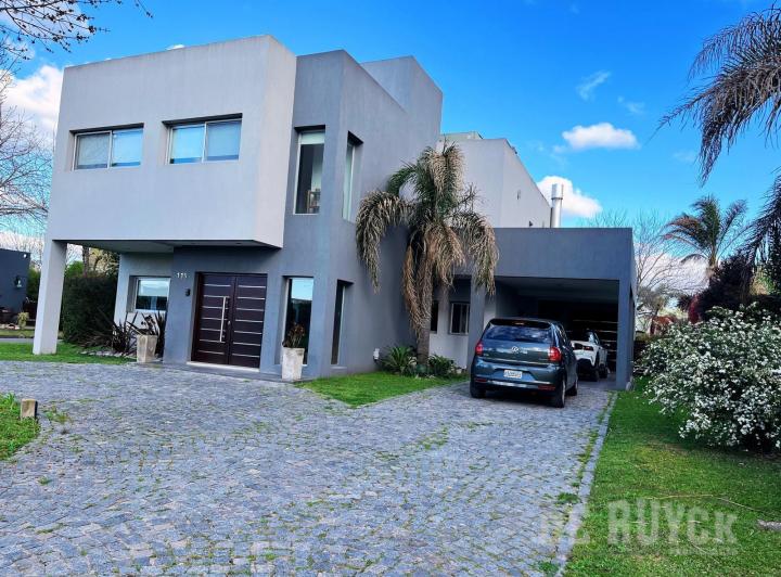 Casa · 335m² · 4 Ambientes · 4 Cocheras
