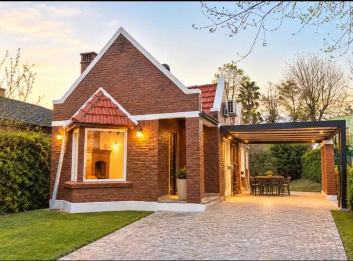 Casa · 130m² · 4 Ambientes · 2 Cocheras