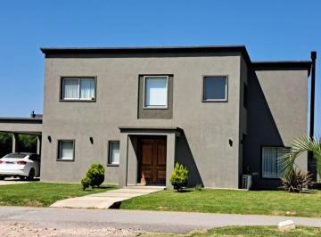 Casa de 6 ambientes, Escobar · Casa de 280 m² con 3 Dorm. en Venta en Barrio El Ensueño