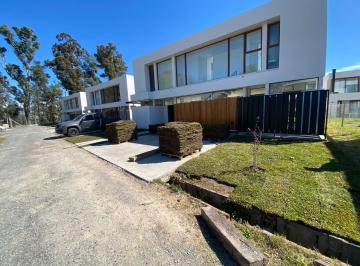 Casa · 147m² · 4 Ambientes · 1 Cochera · Casas en Alquiler de 3 Dorm. en Grand Bell II