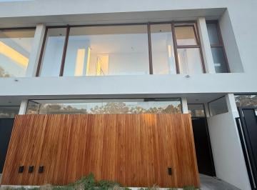Casa · 147m² · 4 Ambientes · 1 Cochera · Casas en Alquiler de 3 Dorm. en Grand Bell II