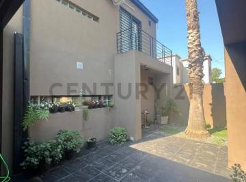 Casa · 150m² · 4 Ambientes · 2 Cocheras · Casa en City Bell en Alquiler
