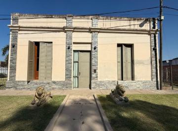 Casa · 200m² · 6 Ambientes · 1 Cochera · Se Vende Casa con Quincho y Pileta en Larrechea