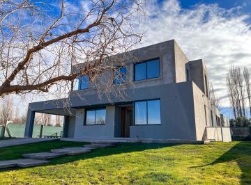 Casa · 361m² · 7 Ambientes · 2 Cocheras · Casa en Venta Barrio Privado La Vacherie Maipu