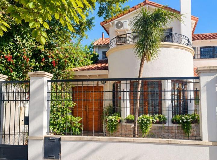Casa · 196m² · 8 Ambientes · 1 Cochera