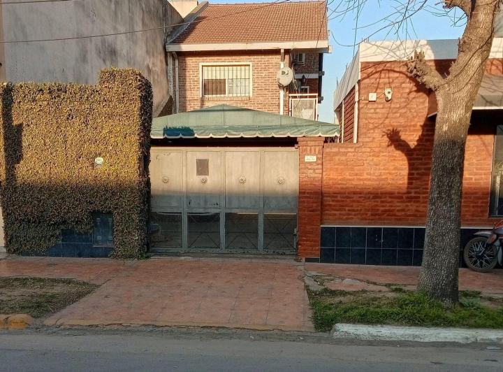 Casa · 216m² · 6 Ambientes · 1 Cochera