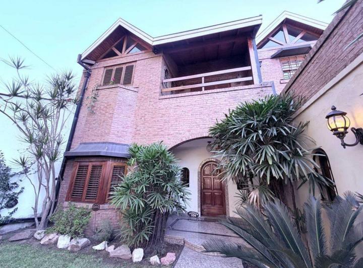 Casa · 298m² · 6 Ambientes · 2 Cocheras