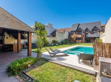 Casa · 392m² · 7 Ambientes · 2 Cocheras · Venta Casa Ramos Mejia C/jardin Quincho 7 Amb.