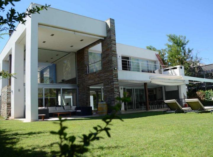 Casa · 500m² · 4 Ambientes · 2 Cocheras