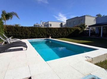 Casa · 104m² · 4 Ambientes · 2 Cocheras · Casa 4 Amb con Pileta y Galeria