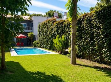 Casa · 220m² · 5 Ambientes · 1 Cochera · Casa en Venta en Vicente López | Lote 8,66 X 46 m | Jardín y Piscina | Gran Pote