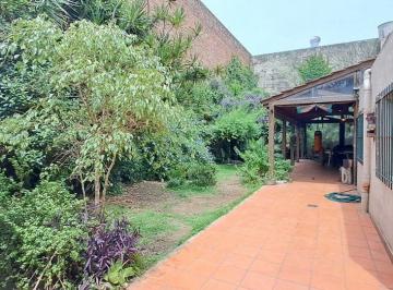 Casa · 100m² · 4 Ambientes · Casa con Fondo Jardin Quincho Parrilla Barracas