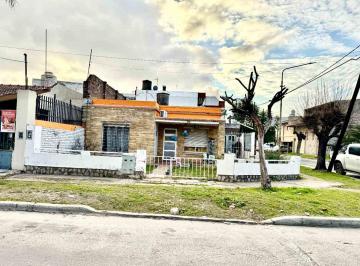 Casa · 130m² · 3 Ambientes · 1 Cochera · Venta Casa de 3 Ambientes en Villa Sarmiento
