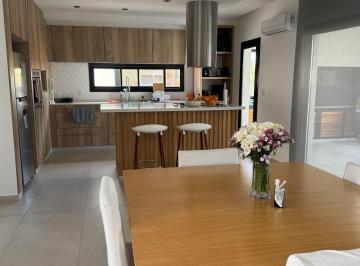 Quinta vacacional · 246m² · 4 Ambientes · 1 Cochera · Casa Quinta en Alquiler en Canal, Villanueva, Tigre