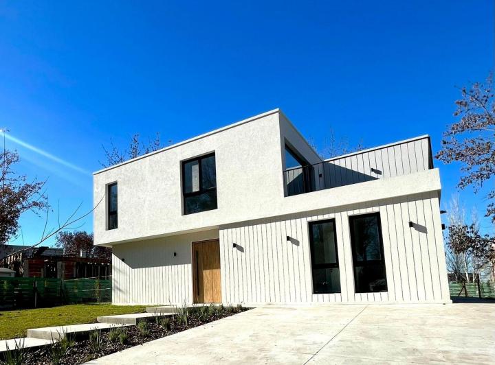 Casa · 240m² · 6 Ambientes · 3 Cocheras