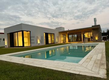 Casa · 270m² · 4 Ambientes · 2 Cocheras · Casa de 4 Ambientes y Piscina en Barrio Privado Santa Rita
