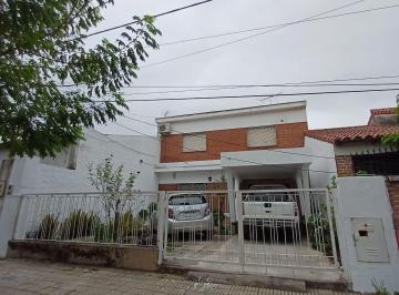 Casa · 220m² · 5 Ambientes · 2 Cocheras · Casa 3 Dorm. Apta Crédito - Jardín Cochera y Fondo