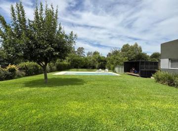Casa · 190m² · 5 Ambientes · 2 Cocheras · Casa en Alquiler en City Bell - y 136