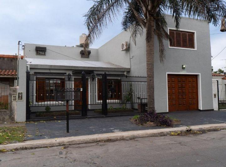 Casa · 255m² · 6 Ambientes · 2 Cocheras
