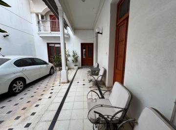 Casa · 294m² · 8 Ambientes · 2 Cocheras · Venta de Casa de Categoría a m de Calle Roca