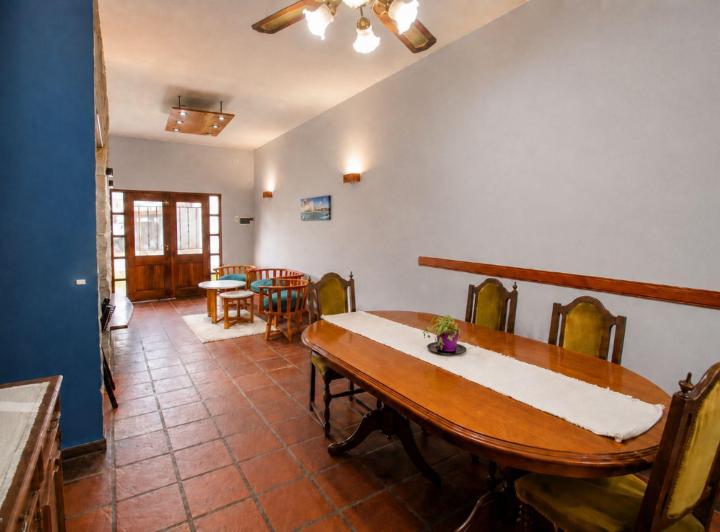 Casa · 145m² · 6 Ambientes · 4 Cocheras