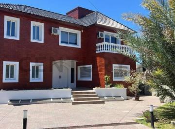 Casa · 495m² · 7 Ambientes · 2 Cocheras · Venta | Moderna Casa de 3 Dorm. con Pileta, Cochera Doble y Gran Jardín