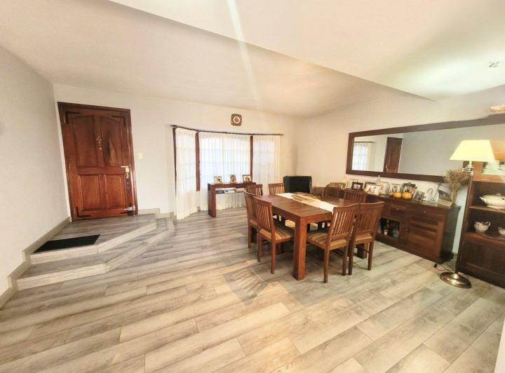 Casa · 290m² · 5 Ambientes · 2 Cocheras
