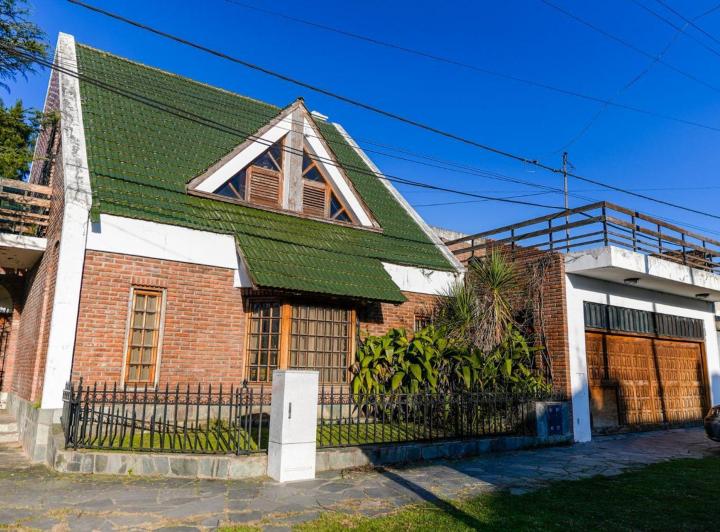 Casa · 259m² · 5 Ambientes · 2 Cocheras