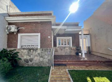 Casa · 105m² · 6 Ambientes · Casa 2 Dorm Reciclada con Patio en Zona Parque
