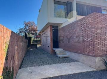 Casa · 93m² · 3 Ambientes · 1 Cochera · Dúplex en Complejo Habitacional en Alquiler, City Bell