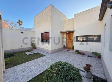 Casa · 120m² · 3 Ambientes · 1 Cochera · Casa de 2 Dorm. en Venta en Abasto