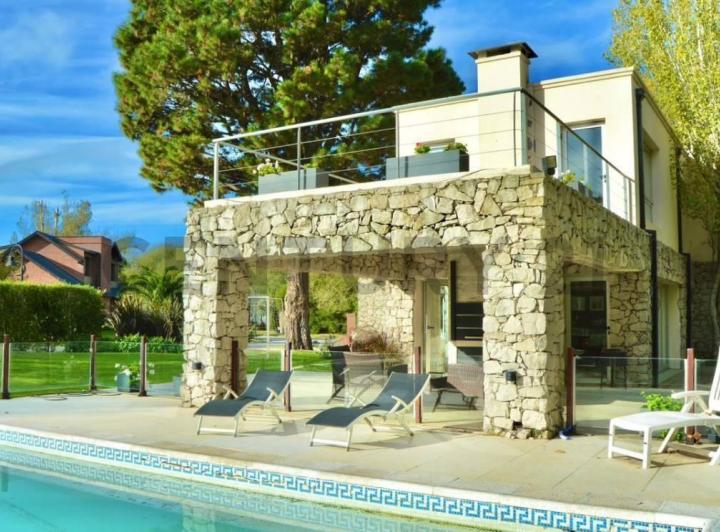 Casa · 280m² · 8 Ambientes · 1 Cochera