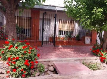 Casa · 160m² · 8 Ambientes · 1 Cochera · Century 21 Lucio Barroso Vende Casa