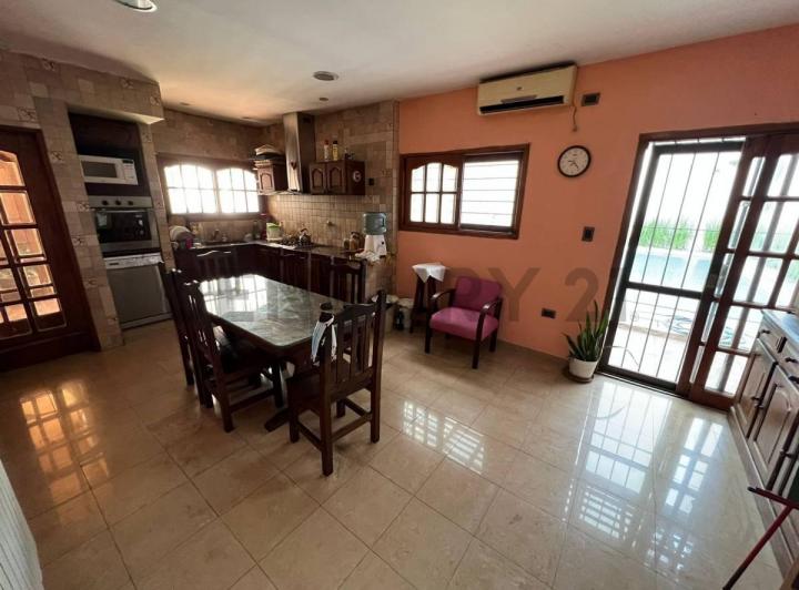 Casa · 225m² · 8 Ambientes · 2 Cocheras