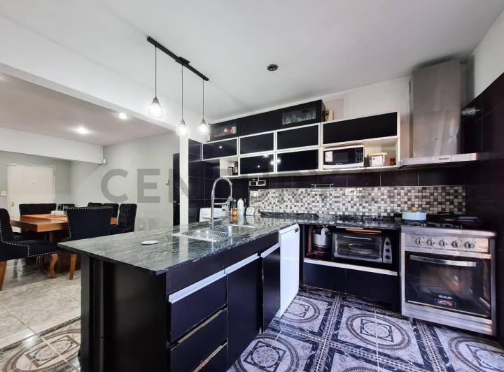 Casa · 230m² · 4 Ambientes · 2 Cocheras