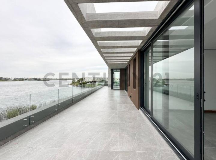 Casa · 708m² · 7 Ambientes · 2 Cocheras