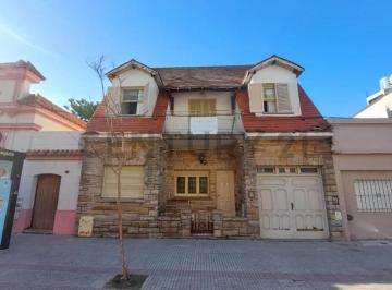 Casa · 224m² · 8 Ambientes · 1 Cochera · Casa de 3 Dorm. a Reciclar en Venta en Ensenada
