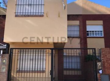 Casa · 120m² · 4 Ambientes · 1 Cochera · 43 E/ 135 y 136 Amplio Duplex de 3 Dorm.