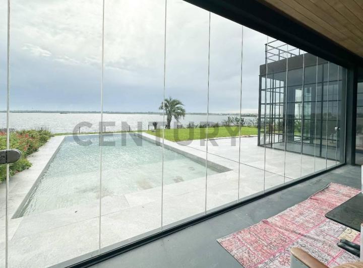 Casa · 340m² · 6 Ambientes · 4 Cocheras