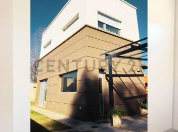 Casa · 150m² · 3 Ambientes · 3 Cocheras · Casa de 2 Dorm. en Venta en Villa Elvira