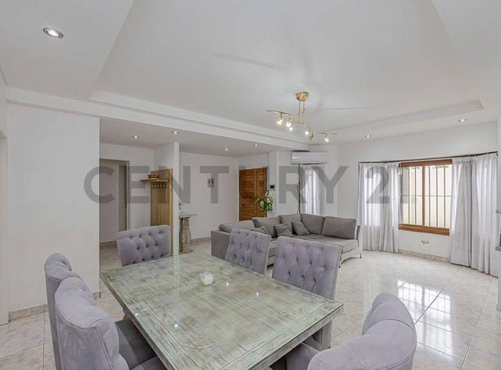 Casa · 150m² · 6 Ambientes · 2 Cocheras