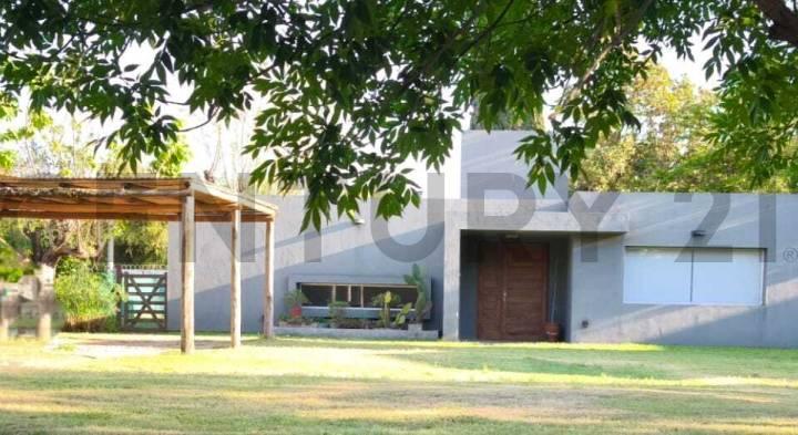 Casa · 300m² · 3 Dormitorios · 2 Cocheras